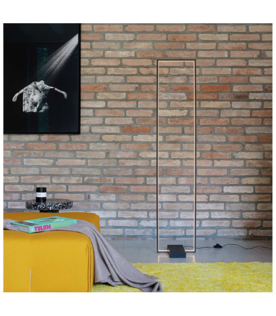 Lámpara de pie LED con estructura de metal, plástico negro